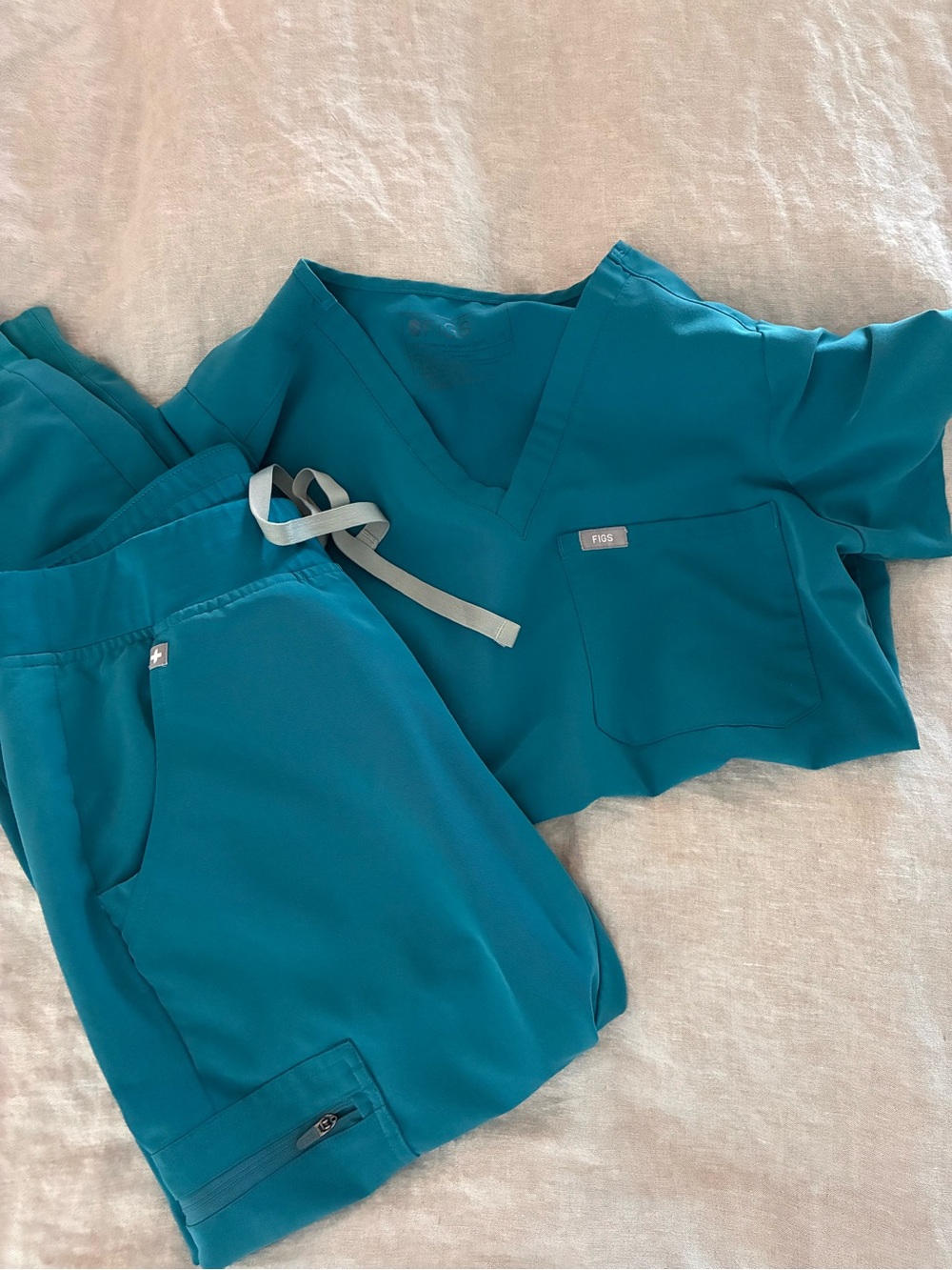 Figs Teal (pacific blue) XS/S One pocket top and Zamora joggers